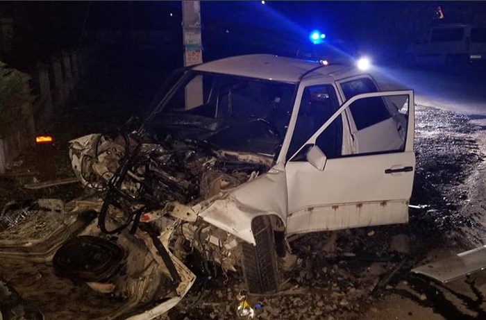 Водій автомобіля «Mercedes» здійснив зіткнення з бетонною огорожею. Внаслідок аварії 29-річний водій та 27-річний пасажир загинули.  