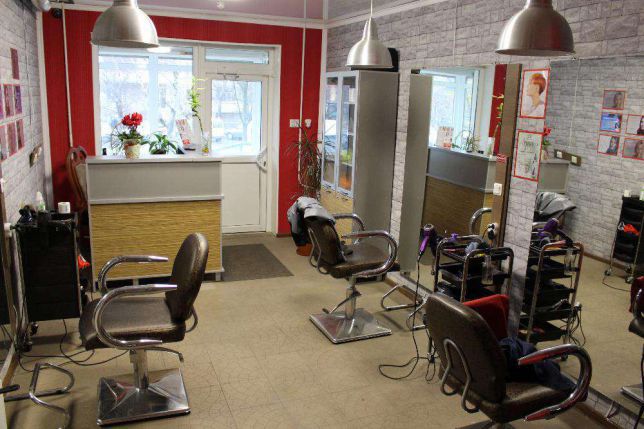 Дозволено діяльність спеціалізованих жіночих та чоловічих перукарень виключно для стрижки, без додаткових косметологічних, манікюрних та інших послуг.