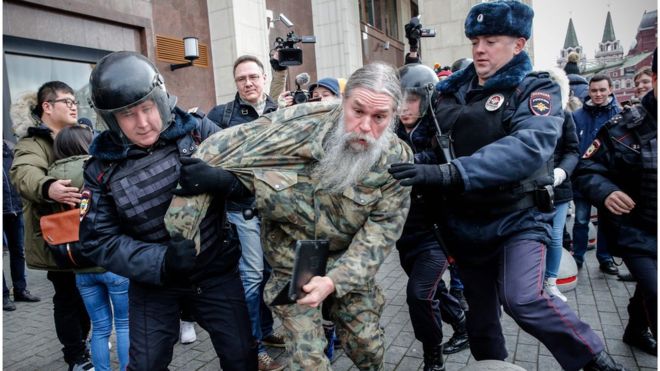 У центрі Москви у п'ятницю за порушення громадського порядку затримали 263 людини, повідомили у російській поліції.