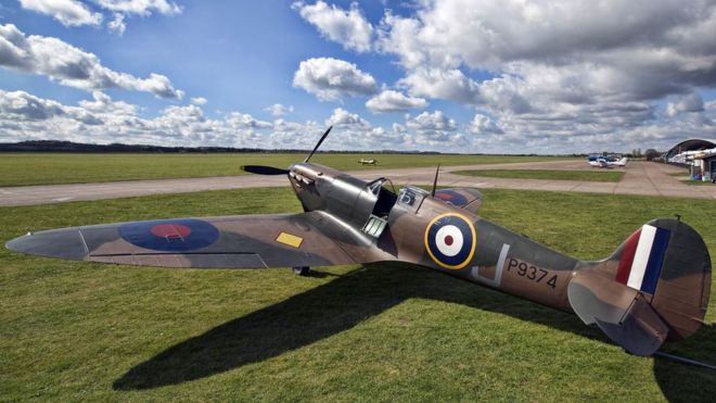 Ентузіаст Алан Джеймс з британського міста Редінг зібрав у себе в гаражі робочу модель винищувача часів Другої світової війни Isaacs Spitfire і успішно виконав політ на ньому.


