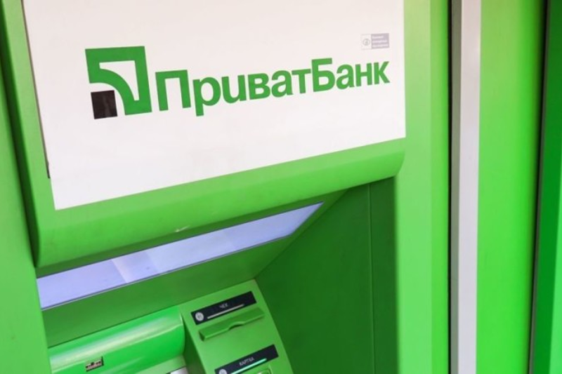 Українці скаржилися на втрачену можливість здати старі долари в обмінниках, та на термінали та банкомати ПриватБанку, які теж перестали приймати американську валюту.