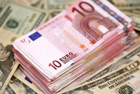 Офіційний курс долара США в понеділок становитиме 26,90 гривні.