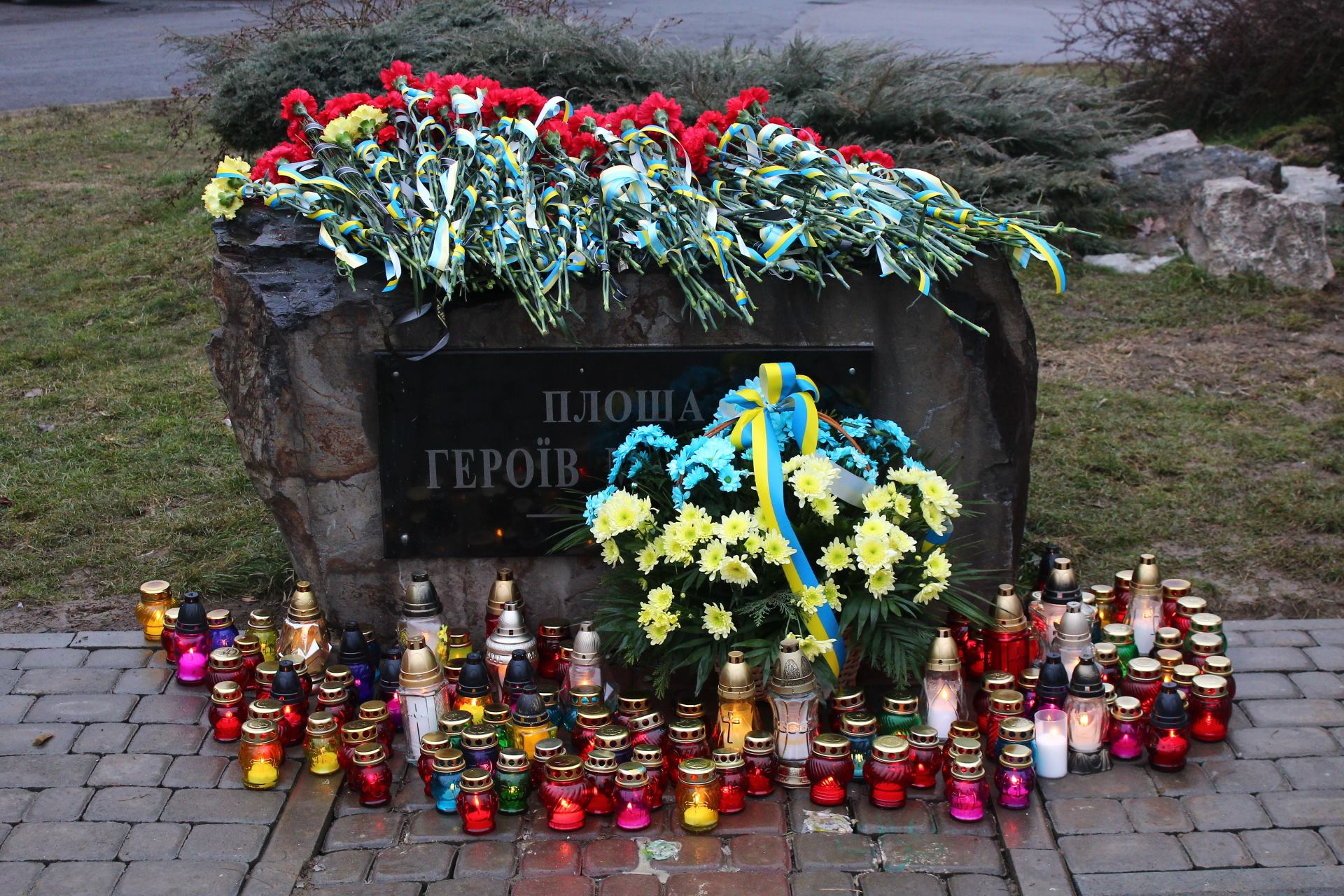 Сьогодні мукачівці зібралися на площі Героїв Майдану, щоб вшанувати пам’ять захисників гідності та свободи, які віддали своє життя за краще майбутнє українського народу.