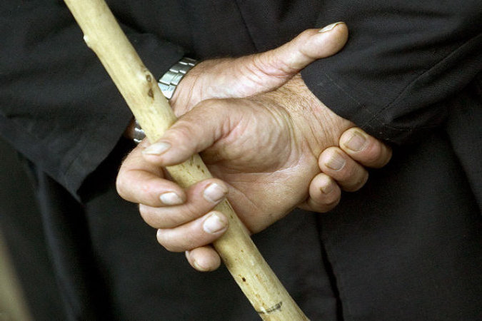Пьяный пенсионер из села Люта Великоберезнянского района забил до смерти деревянной палкой своего 54-летнего односельчанина. По данному факту начато уголовное производство.