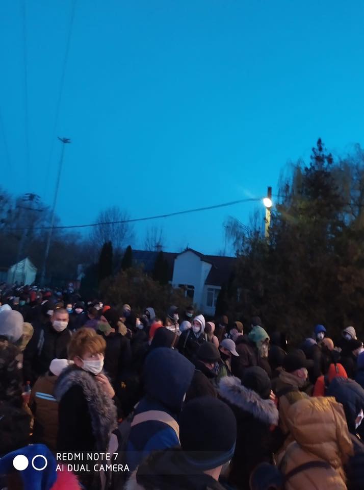 Очереди на границах с украинскими заробитчанами просто безумные.
