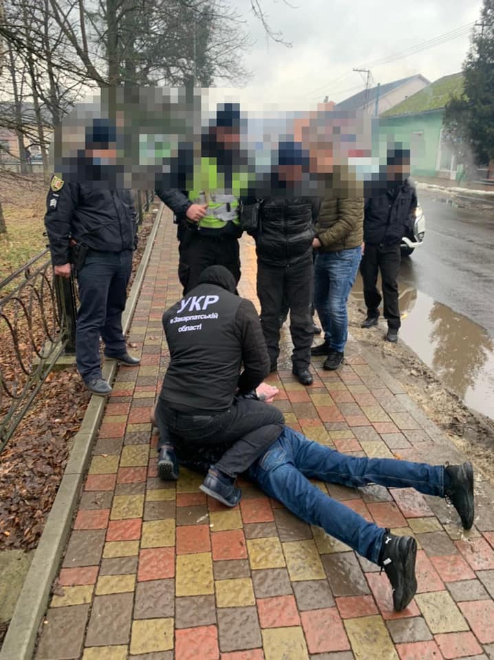 Два дні тому до поліції надійшло повідомлення про шахрайські дії невідомих, внаслідок яких збитків зазнали власники комплексу відпочинку в селі Річка та магазину зв’язку, що в селищі Міжгір'я.