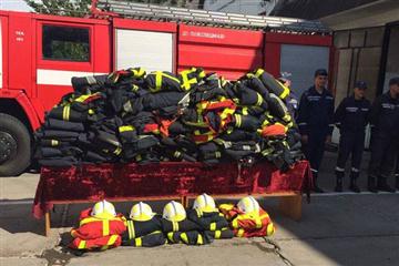Від голландської реформатської церкви хустські рятувальники отримали 60 комплектів бойового одягу та пожежні каски. 
