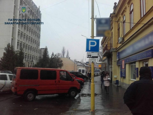 Йдеться про паркування на вулиці Мукачівській в обласному центрі Закарпаття.
