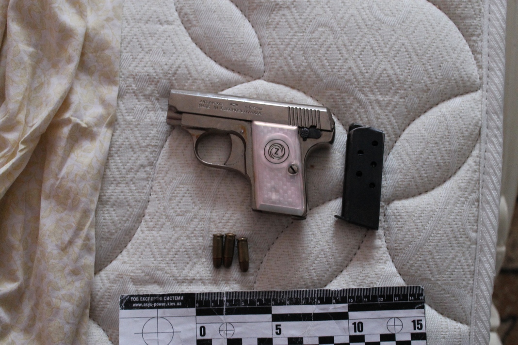 Пістолет та близько 20 грамів речовини схожої на марихуану правоохоронці вилучили в будинку одного з місцевих жителів. 