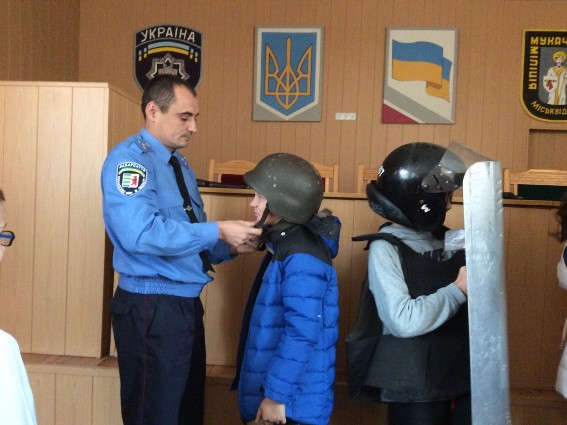 На праздник Защитника Украины к Мукачевских правоохранителей посетили ученики местной гимназии. Полицейские рассказали детям о тех кто защищает Украину.