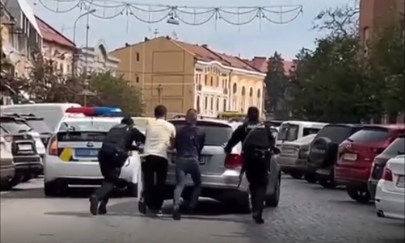 Сьогодні, близько 12-ї години, під час патрулювання площі Корятовича в Ужгороді, інспектори помітили авто Volkswagen з піднятим капотом посеред проїжджої частини. 