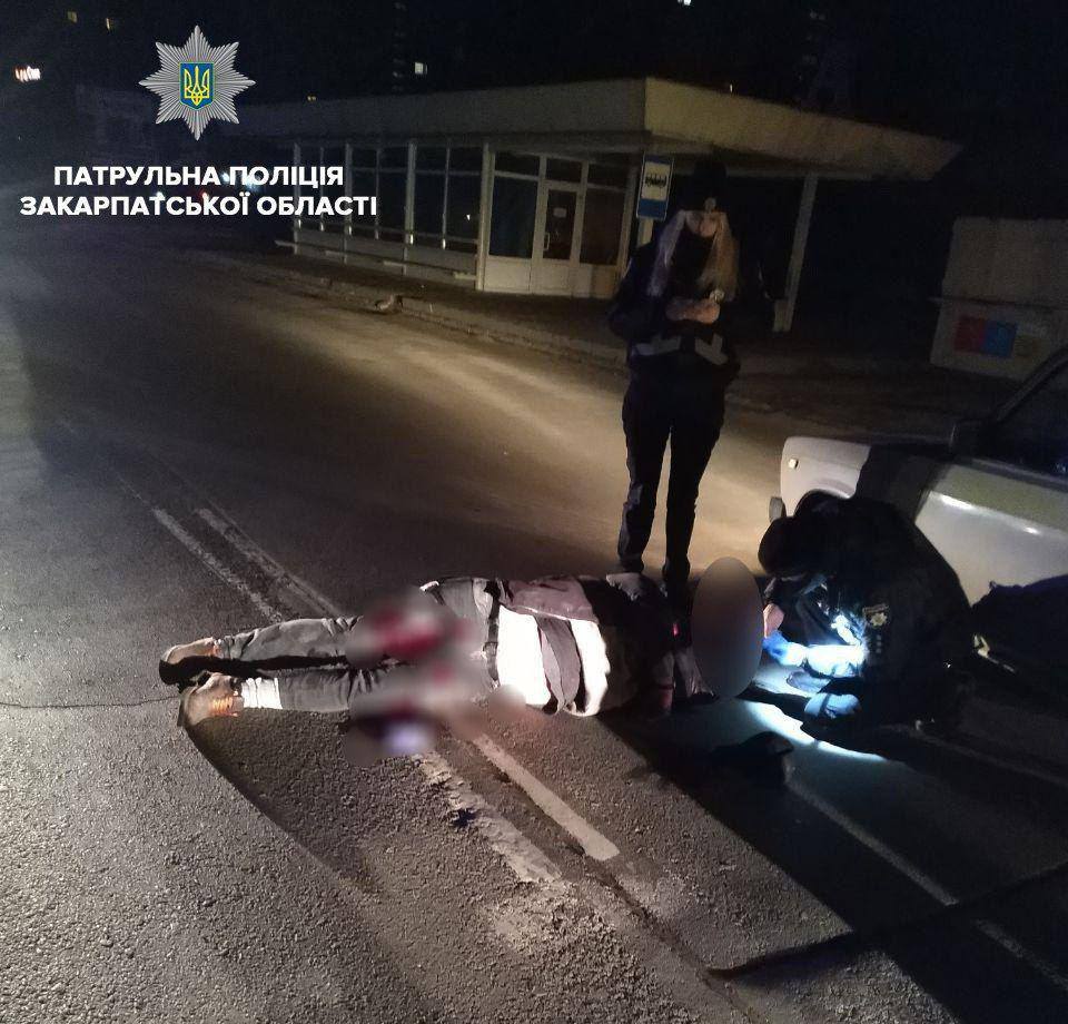 Вчора, близько опівночі, ужгородські патрульні отримали повідомлення про автопригоду з травмованими на вулиці Грушевського.