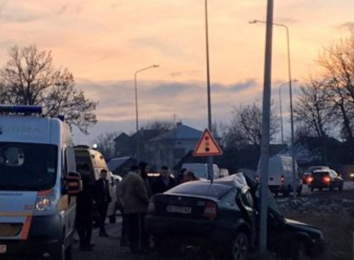 У суботу, 24 грудня, на трасі Київ-Чоп, поблизу села Гамаліївка, автомобіль Skoda Octavia в'їхав у електроопору.
