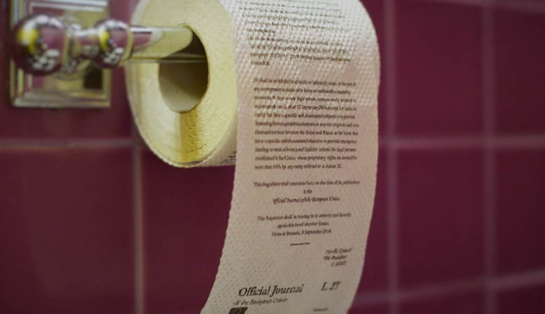 У Росії почали випускати туалетний папір з текстом санкцій / ФОТО