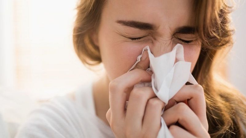 Головные боли, боль в горле и насморк в настоящее время являются наиболее распространенными симптомами, связанными с коронавирусной болезнью в Великобритании, говорят исследователи.