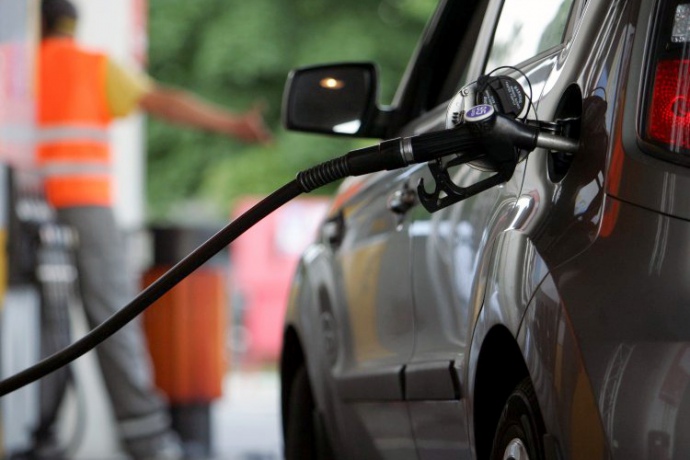Ціни на бензини та дизпаливо у середньому по країні знизились на 2 і 4 копійки відповідно.
