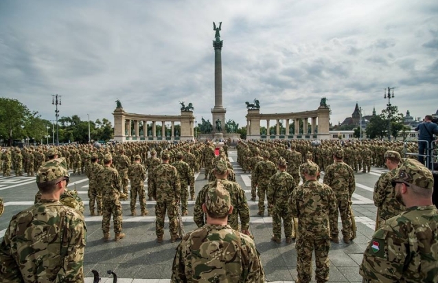 Міністр оборони Угорщини Тібор Бенко оголосив, що найближчими днями війська угорської армії будуть переміщені до кордону з Україною, щоб реагувати на потенційні гуманітарні завдання і підсилити захист