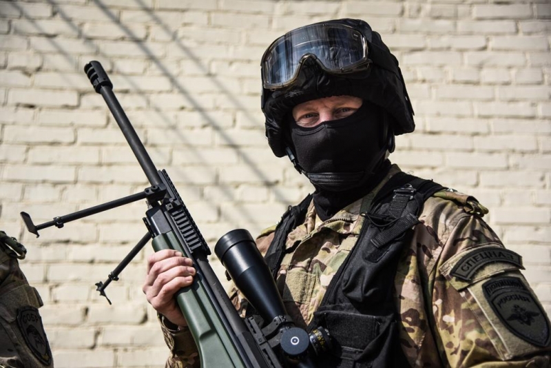 У Донецьк прибув підрозділ спецпризначення МВС РФ, метою якого є нейтралізація лідерів бойовиків, які не хочуть підкорятися керівництву «ЛНР» і «ДНР».
