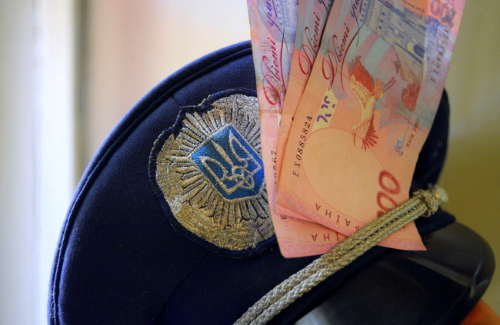 Молодой следователь Ужгородского горотдела милиции подозревается в получении 1000 долларов неправомерной выгоды