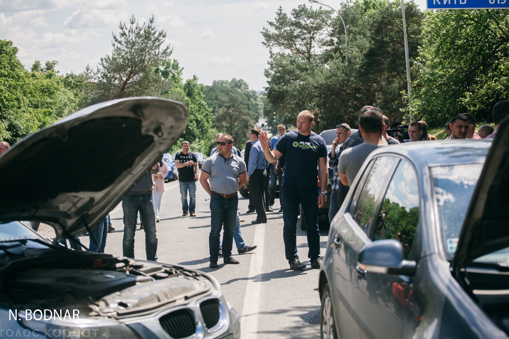 Власники автомобілів на іноземній реєстрації блокували дорогу на в’їзді до контрольто-пропускного пункту «Ужгород» на українсько-словацькому кордоні.