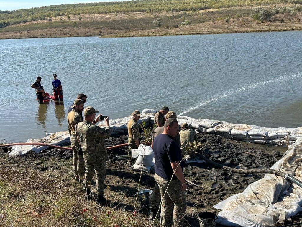 У Молдові знайшли уламки ракети в озері: деталі (ФОТО) 