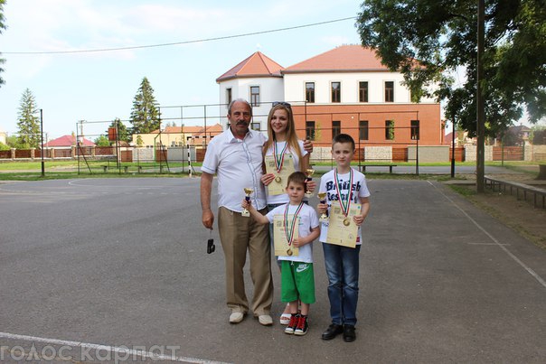 На Закарпатье вернулись представители шахматно-шашечного клуба «Виктория» Иршавского РБДТ, которые на днях приняли участие в открытой Венгерской Школьной Олимпиаде с 100-клеточных шашек.