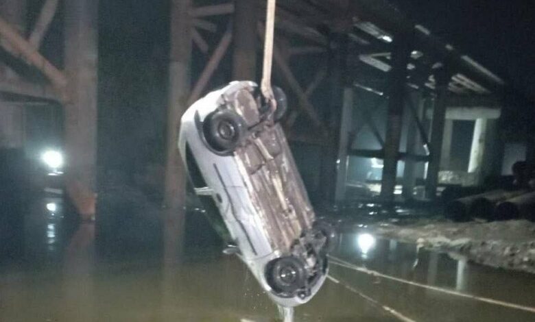Учора ввечері в Чернігові на понтонному мосту через р. Десна водійка автомобіля Opel Corsa не впоралась із керуванням і з’їхала в річку.