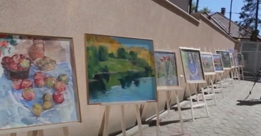 В Ужгороді просто неба відкрили художню виставку Франциска Ерфана (ВІДЕО)