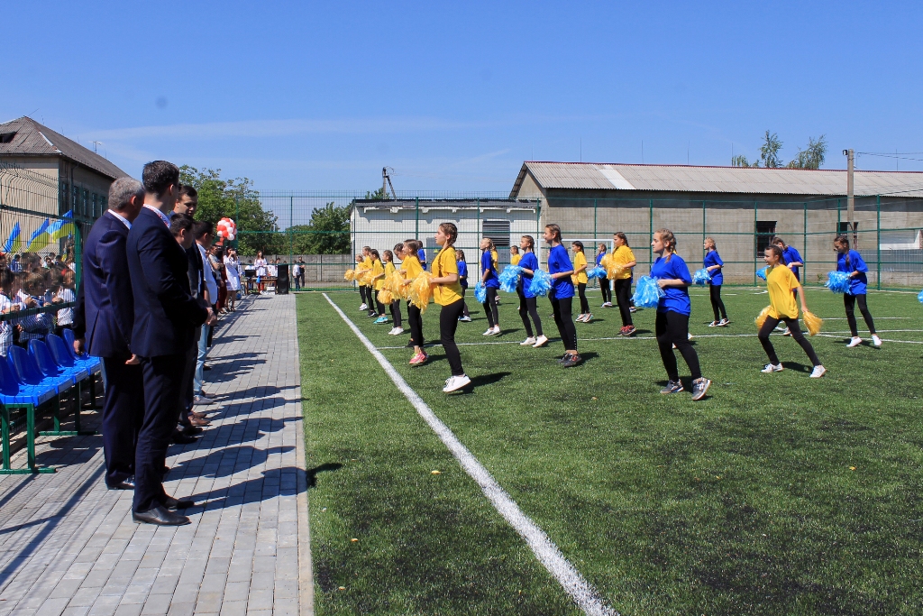 Сегодня состоялась церемония открытия спортивной площадки с искусственным покрытием в Виноградовской СОШ №2.