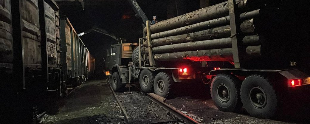 Незаконно вирубаний ліс, який вилучили на Тячівщині, готують до відправки в райони ведення бойових дій. 