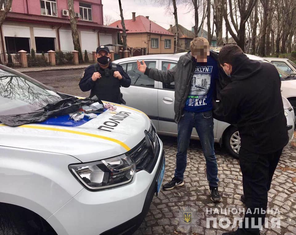 Поліцейські офіцери громади під час патрулювання на вулиці Окружній у місті Мукачеві зупинили перехожого чоловіка, який підозріло себе поводив.