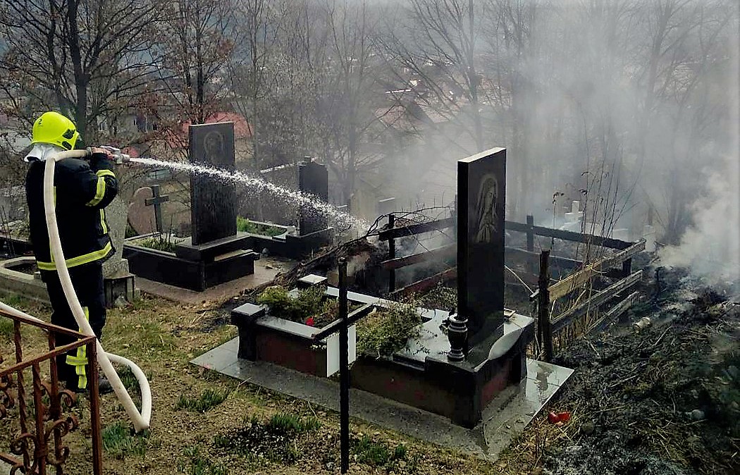 Вчора сталася пожежа на території міського кладовища в Рахові.