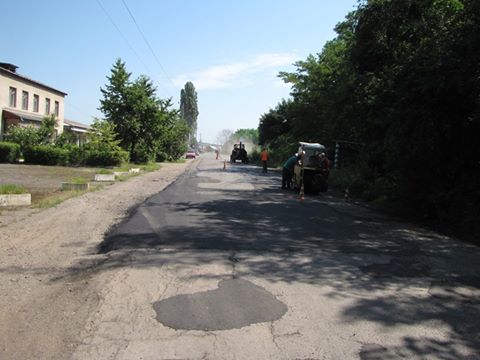 У Берегові власним коштом ремонтують дороги обласного значення / ФОТО