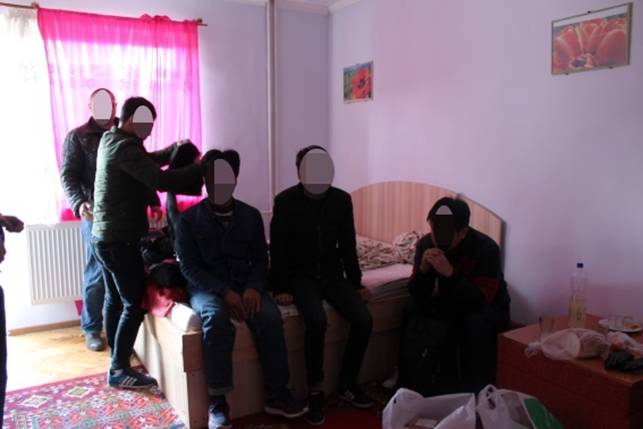 На Ужгородщині переправники закрили нелегалів в готелі і забули про них / ВІДЕО