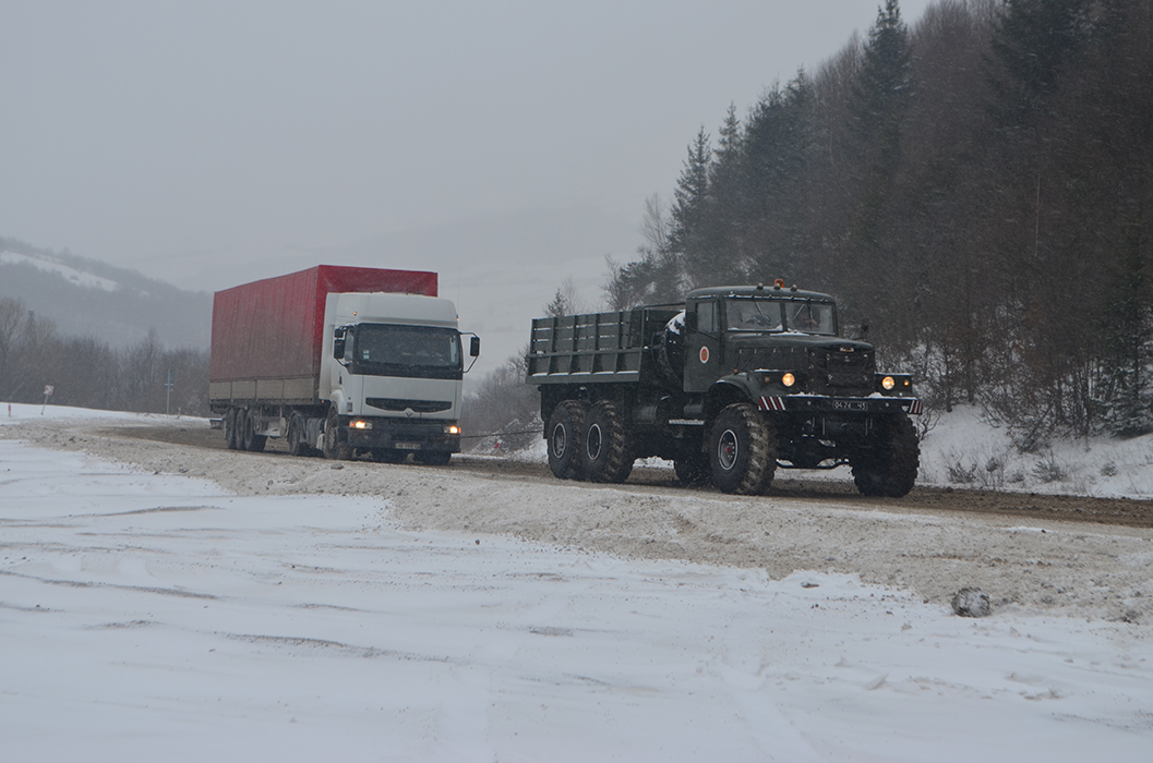Закарпатським рятувальникам довелось визволяти автомобілі зі снігового полону.