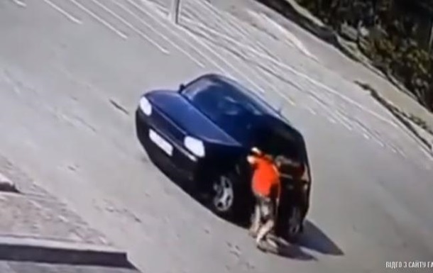 Рухаючись заднім ходом, водій Volkswagen не побачив дитину на самокаті, збив її і двічі переїхав.

