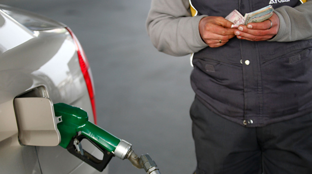 Стало відомо, скільки переплачують українські водії за літр бензину. Незважаючи на чергове зниження світових цін на нафту наші АЗС поки не поспішають переписувати цінники.