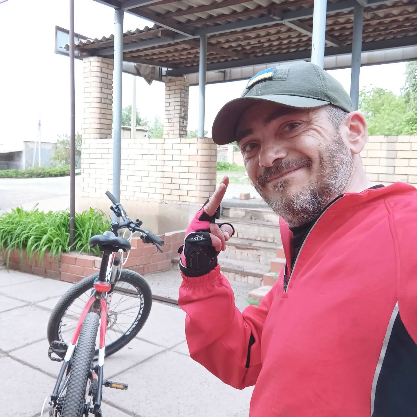 Волонтер із Сєверодонецька Аріф Багіров проїхав 65 км на велосипеді дорогою 