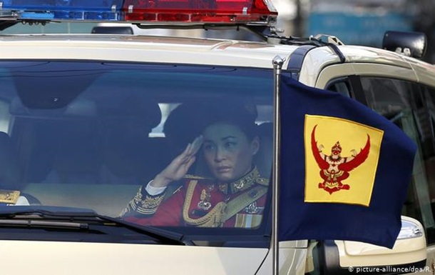 Король Таїланду Рама Х перед інтронізацією проголосив королевою свою 40-річну дружину Сутіду. Досі не було відомо, що вони одружені. Це вже четвертий шлюб монарха.