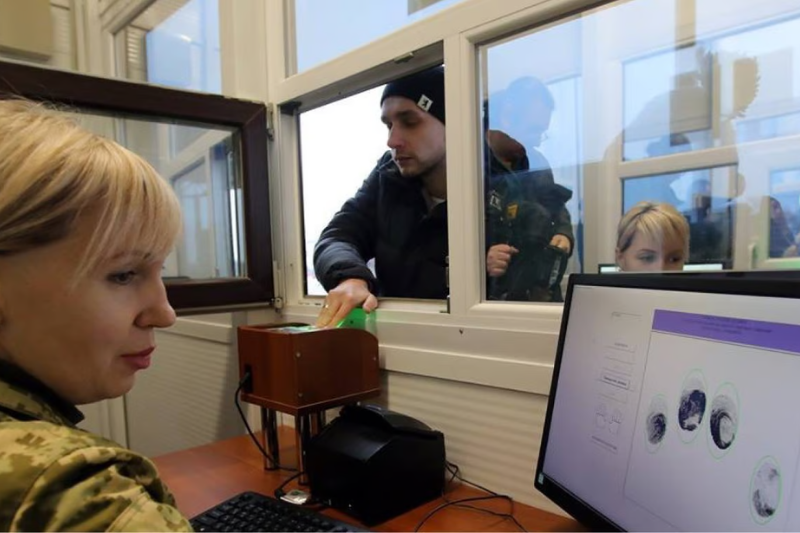 Як відомо, не всі українці чоловічої статі можуть вільно виїхати за кордон.
