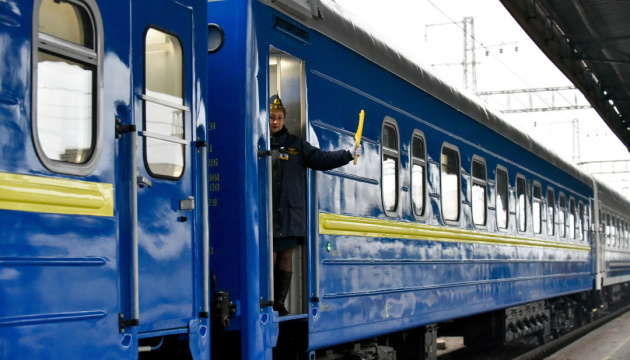 АО «Укрзализныця» открыло продажи 52 из 93 поездов нового расписания, которые стартуют в эксплуатацию 12 декабря 2021 года. Новое расписание предусматривает 19 новых поездов, еще 49 поездов будут ускоряться.