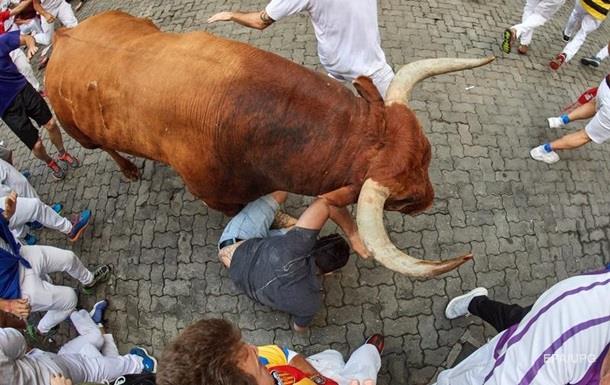 У муніципалітеті Куельяр в Іспанії під час традиційного забігу биків тварина на смерть заколола чоловіка.
