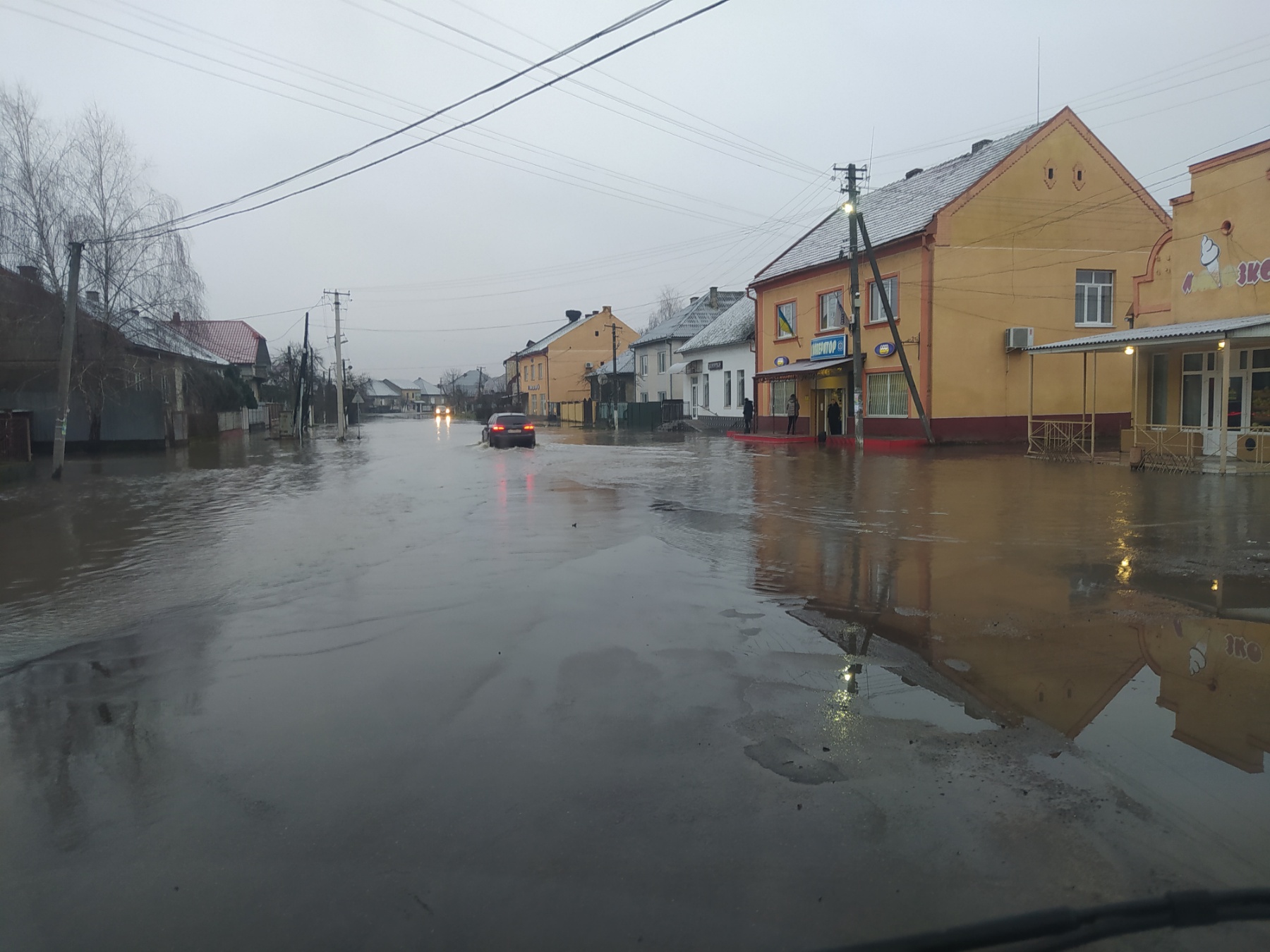 З'явилося відео, як водії долають водяну пастку в одному із сіл на Мукачівщині (ВІДЕО)