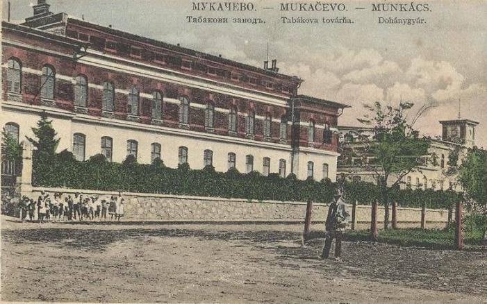 Фабрика запрацювала 13 серпня 1898 р. у приміщенні корчми 