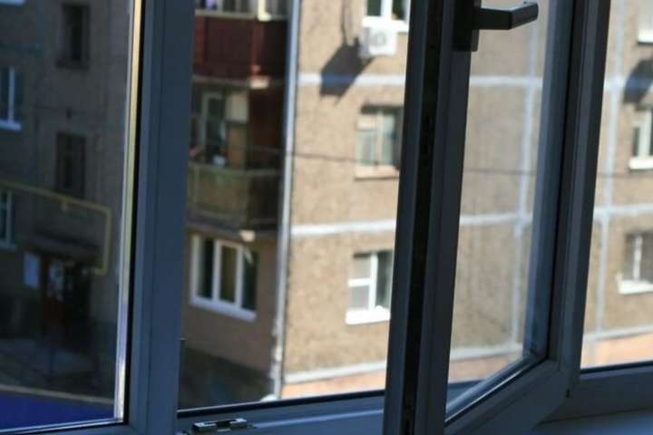 На вулиці Заньковецької в Ужгороді жінка випала з дев'ятиповерхівки.