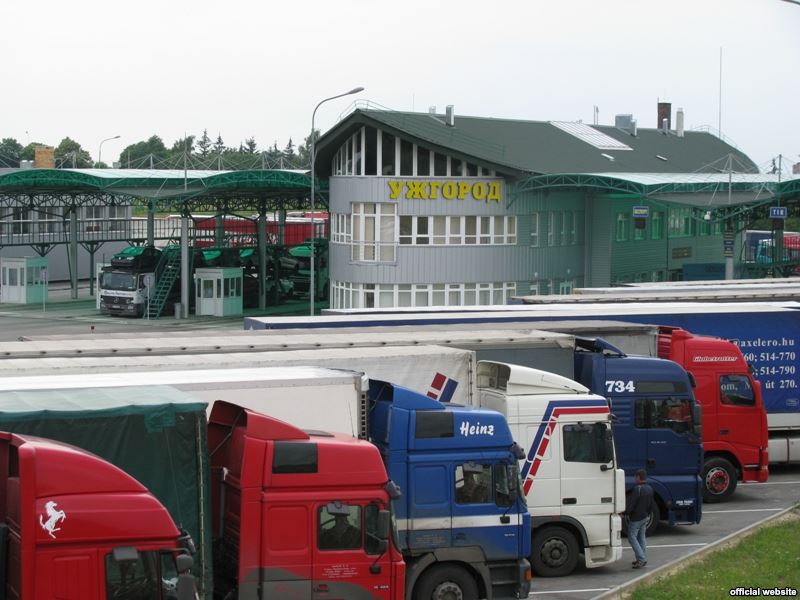 Закарпатською митницею ДФС через пункти пропуску, що знаходяться в зоні її діяльності, з початку року пропущено понад 384,5 тонн гуманітарних вантажів.