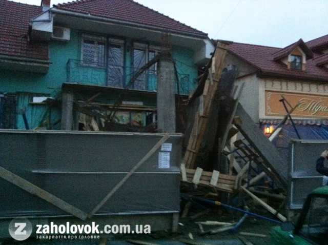 В Ужгороді, на вулиці Фединця, близько 19.00 завалилась масивна бетонна конструкція, повністю зруйнувавши опори та накривши все, що під ними знаходилося. 