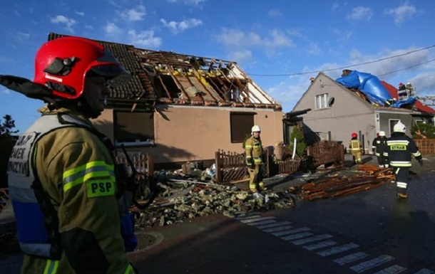 Пожежні зафіксували 3038 пошкоджень житлових та господарських будівель, загинуло 3 особи, ще 19 отримали поранення.
