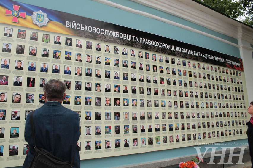 Вдоль улицы Трехсвятительской со стороны Михайловского собора установили “Стену памяти погибших за единство Украины”