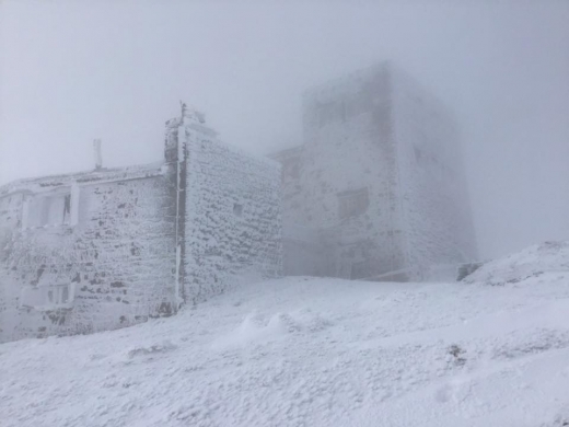 Допоки на Закарпатті тримається відносно тепла осіння погода, на окремих вершинах Карпатських гір вирує справжня зима.

